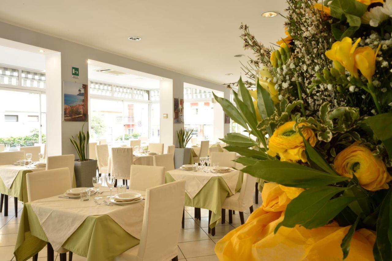 Hotel Ristorante La Marina Mhotelsgroup San Bartolomeo Al Mare Buitenkant foto